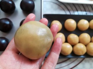广式红豆沙蛋黄月饼,月饼球做好以后轻轻揉圆一下，（我用的配方不用沾面粉）