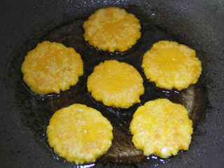 香煎南瓜饼,煎至一面金黄后，翻到另一面继续煎，直至两面金黄，有香味散发出来，且饼稍稍有膨胀状态即可出锅。
