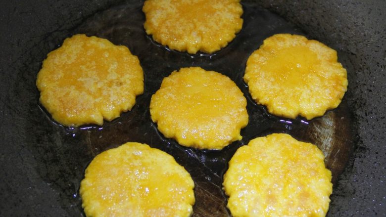 香煎南瓜饼,煎至一面金黄后，翻到另一面继续煎，直至两面金黄，有香味散发出来，且饼稍稍有膨胀状态即可出锅。