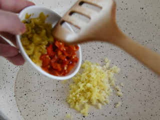 金针菇好吃又简单的做法，超级下饭哦！,油锅倒入姜蒜沫、红黄泡椒炒匀