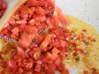 金针菇好吃又简单的做法，超级下饭哦！,炒出香气后，倒入番茄丁