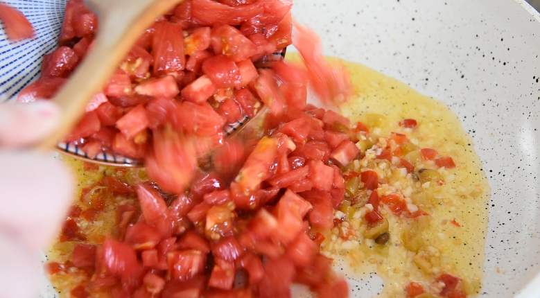 金针菇好吃又简单的做法，超级下饭哦！,炒出香气后，倒入番茄丁
