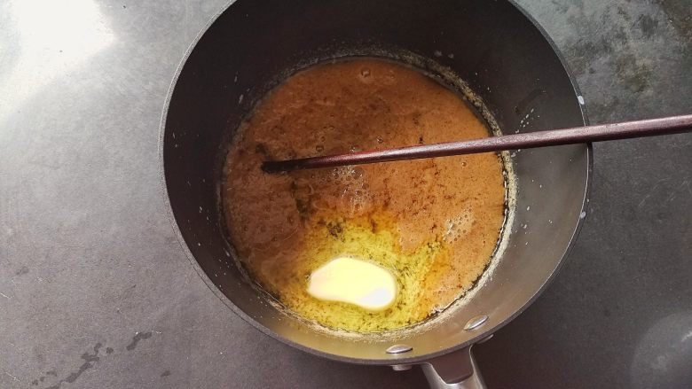 蜂蜜焦糖核桃派,再加入黄油融化，小火继续熬出焦糖