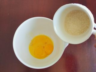 斑斓戚风,准备无水无油的盆，把鸡蛋的蛋白和蛋黄分离，蛋黄中加入白砂糖A