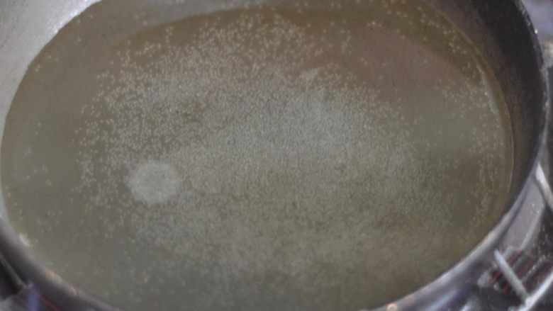 蒜蓉蛤蜊,锅里倒入油，烧至七成热。