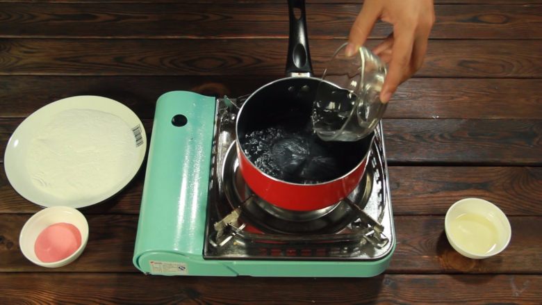 斑斓中秋| 独家创意冰皮儿紫薯月饼,加入100ml的水，加热至沸腾