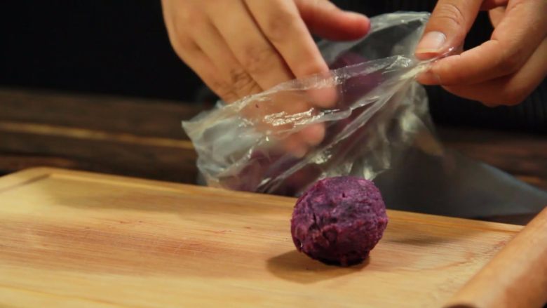 斑斓中秋| 独家创意冰皮儿紫薯月饼,装入保鲜袋中