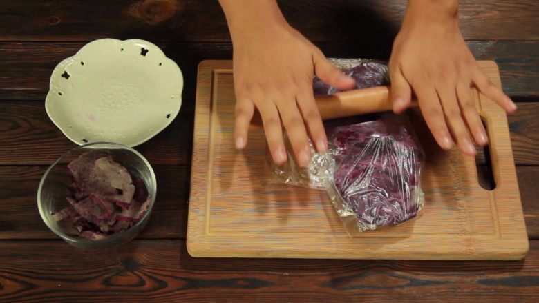 斑斓中秋| 独家创意冰皮儿紫薯月饼,用擀面棍碾碎成泥状