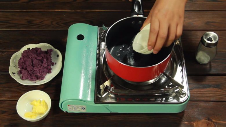 斑斓中秋| 独家创意冰皮儿紫薯月饼,在锅中加入80ml水