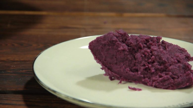 斑斓中秋| 独家创意冰皮儿紫薯月饼,盛出凉却紫薯泥