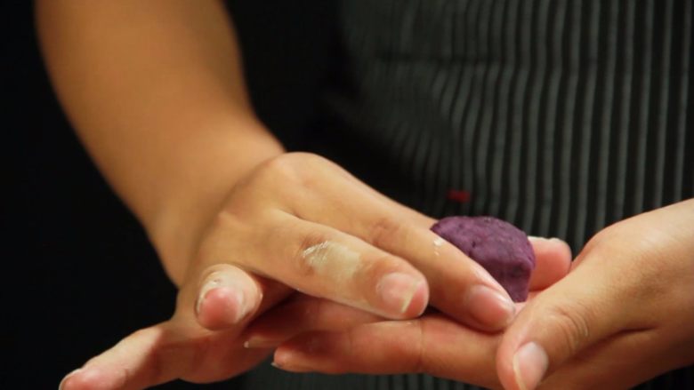 斑斓中秋| 独家创意冰皮儿紫薯月饼,将紫薯馅在手心中团成立体的圆柱形