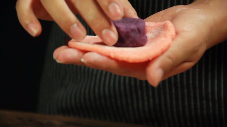 斑斓中秋| 独家创意冰皮儿紫薯月饼,放至冰皮正中间