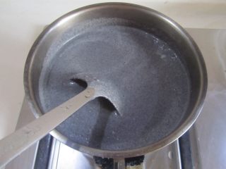 首乌黑芝麻糊,不停的搅拌，煮开后再煮上一、两分钟，煮好的黑芝麻糊装入小碗中。