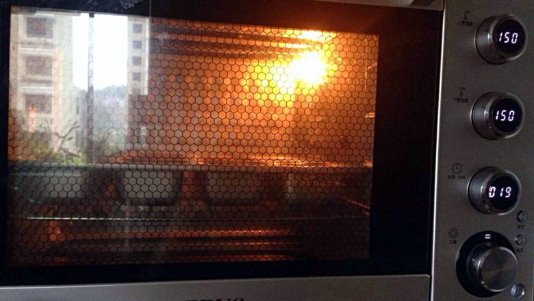 蜂蜜小蛋糕,放入预热好的烤箱中下层，上下火150度