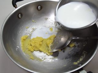 鸡蓉蘑菇汤									,熄火加入半碗的牛奶，一边加一边搅拌。