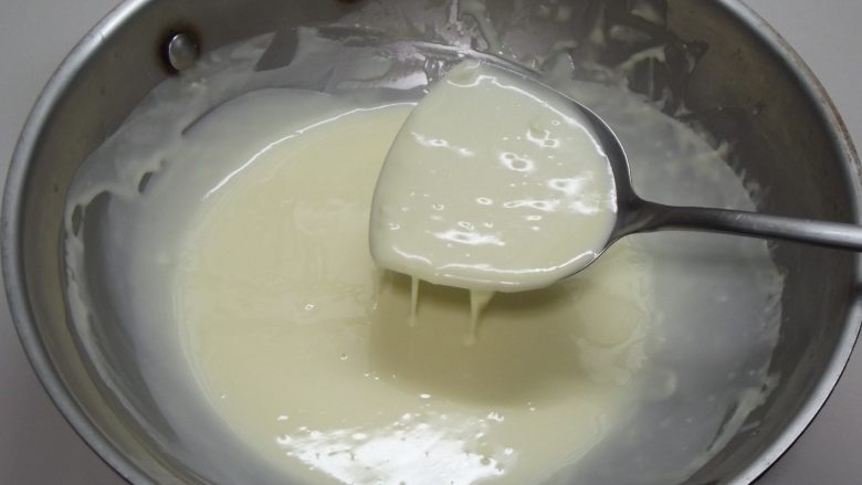 鸡蓉蘑菇汤									,然后开小火一直煮至象奶昔一般浓稠即为奶油白酱，盛出备用。