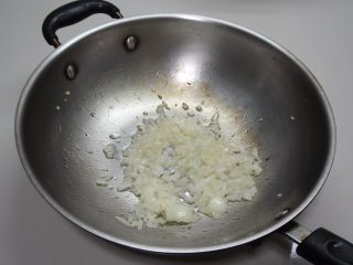 鸡蓉蘑菇汤									,炒锅热少许油，放入洋葱碎用小火炒香。