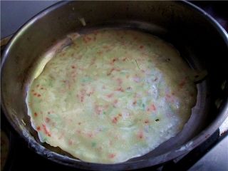 胡萝卜鸡蛋饼,待蛋液完全凝固后翻面，煎制表面出现褐色小点点即可
