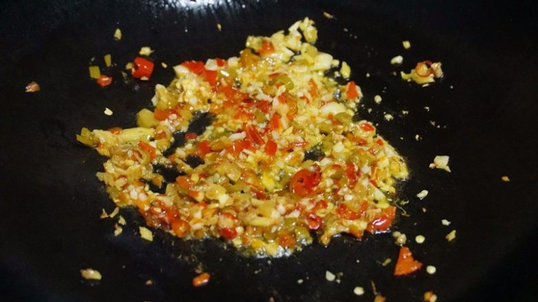 酸椒煮虾球,9.锅内倒油烧热，将泡椒、姜米、蒜米下入锅中炒香