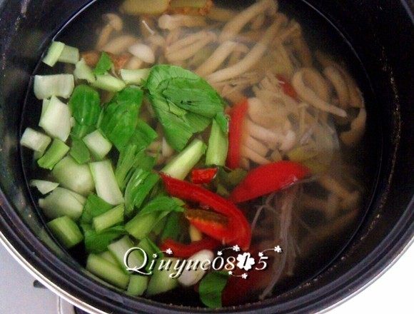 鲜香杂菌芙蓉汤,放油菜和西红柿