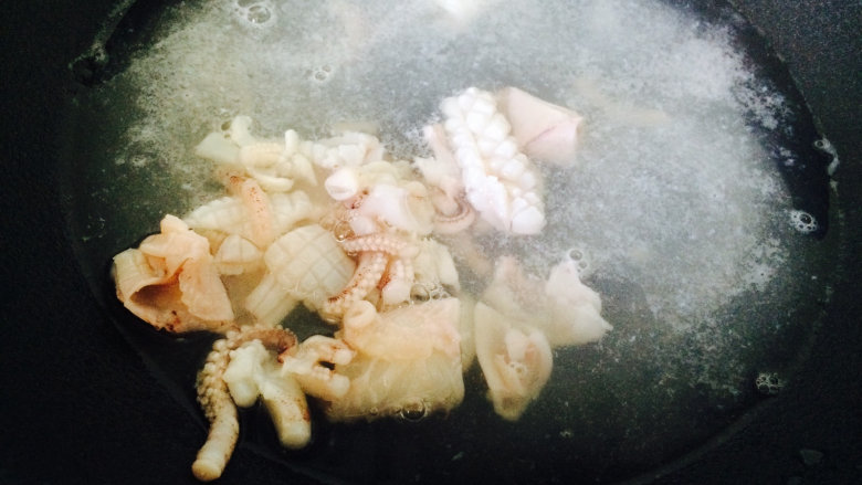鱿鱼和蔬菜系列之莴笋炒鱿鱼,水开后，把鱿鱼片放下去焯水，大概5秒种捞起。