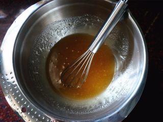 枣泥月饼,制作月饼皮：将转化糖浆，玉米油，枧水混合拌均匀。
