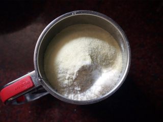 枣泥月饼,筛入中筋粉和奶粉的混合物。