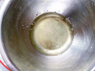 6寸爱心戚风（后蛋法）,6.开始打发蛋白霜，蛋清的盆一定要无油无水，蛋清里也不能有一丁点蛋黄，否则会打发不起来。