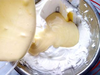 6寸爱心戚风（后蛋法）,翻拌好的蛋糕糊倒入剩余蛋清里，同样手法翻拌均匀。