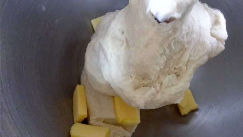 花生奶油核桃卷,加入黄油继续揉至扩展阶段。