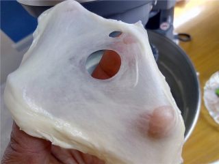 花生奶油核桃卷,这时可以拉出较为结实的半透明薄膜。