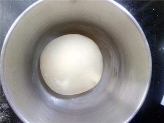花生奶油核桃卷,揉好的面团盖保鲜膜放在温暖处进行基础发酵。