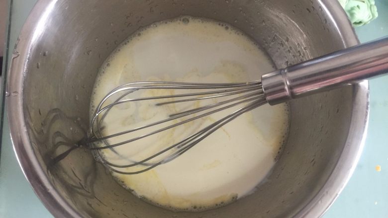 流心奶黄月饼,然后加入淡奶油和牛奶搅拌均匀