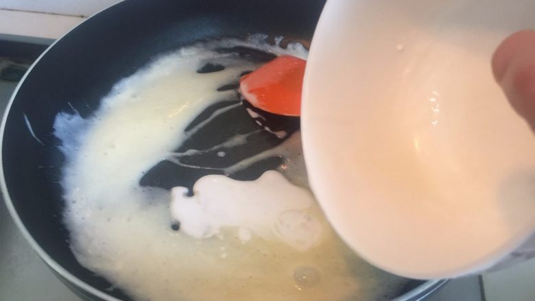 流心奶黄月饼,提前把玉米淀粉、椰浆放入小碗里，搅拌均匀至无颗粒，倒入沸腾了的淡奶油里，快速搅拌均匀