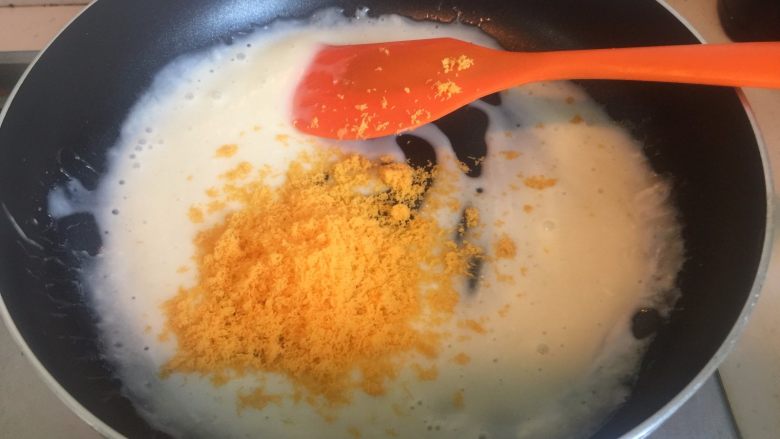 流心奶黄月饼,接着再加入咸蛋黄碎末，搅拌均匀