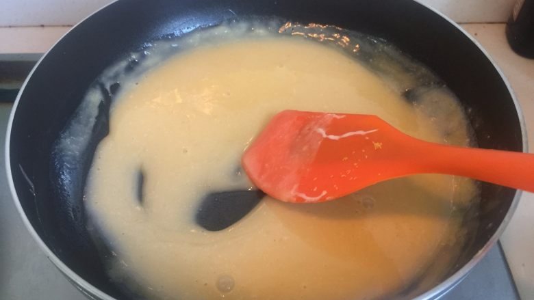 流心奶黄月饼,提前把吉利丁片用冷开水泡软后捞出沥干水分，加入面糊里，快速搅拌至完全融化并混合均匀，用小火煮至浓稠，呈现半流质状态即可关火