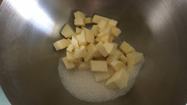 流心奶黄月饼,月饼皮制作：黄油要放置室温待其完全软化，加入砂糖用打蛋器打发，搅拌均匀
