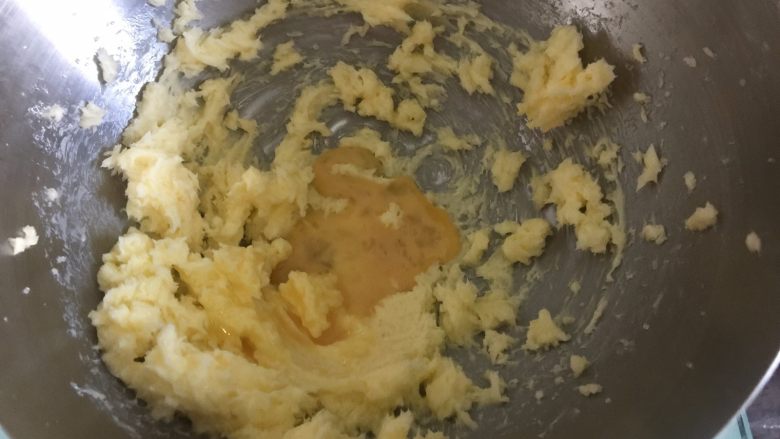 流心奶黄月饼,再加入鸡蛋液和淡奶油用刮刀或者手动打蛋器混合搅拌均匀