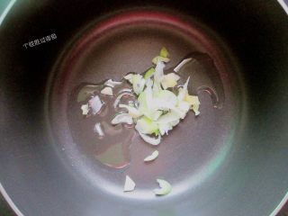 金针菇馓子汤,锅内放少许油，用葱花爆香
