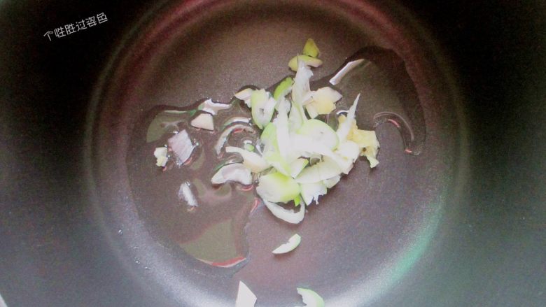 金针菇馓子汤,锅内放少许油，用葱花爆香
