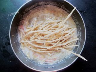 金针菇馓子汤,鸡蛋液凝固后，把馓子放入锅里