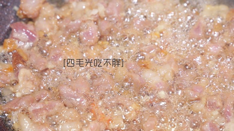 虾干炒饭（儿童营养餐）,倒入腌制好的瘦肉翻炒至金黄色；