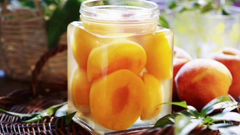 自制黄桃罐头,放在锅里自然晾凉后装进干净玻璃瓶。放冰箱冷藏一段时间再吃口感更佳。