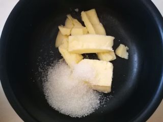 海苔麻糬球,白糖和黄油称重放到小奶锅中