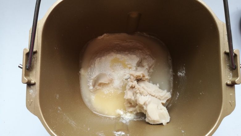 月饼蛋黄酥,1.水油皮材料放入面包桶