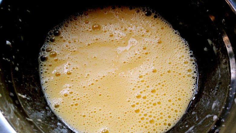 舒芙蕾松饼（烤箱版）,用电动打蛋器将蛋黄液搅打均匀