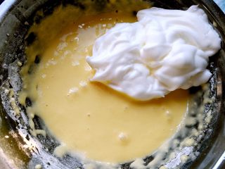 舒芙蕾松饼（烤箱版）,将三分之一蛋白霜加入蛋黄液，翻拌均匀
