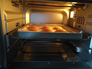 舒芙蕾松饼（烤箱版）,放入预热好的烤箱中层上火150度下火140度，烘烤20分钟