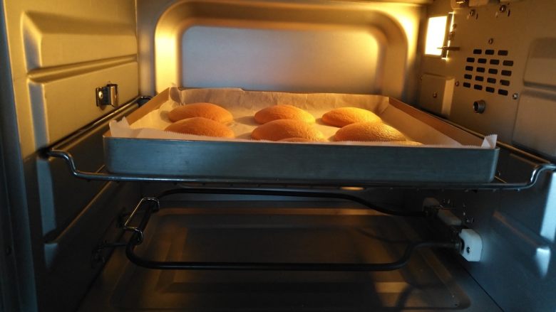 舒芙蕾松饼（烤箱版）,放入预热好的烤箱中层上火150度下火140度，烘烤20分钟