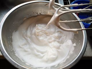舒芙蕾松饼（烤箱版）,将蛋清分3次加入白糖，打发至湿性发泡